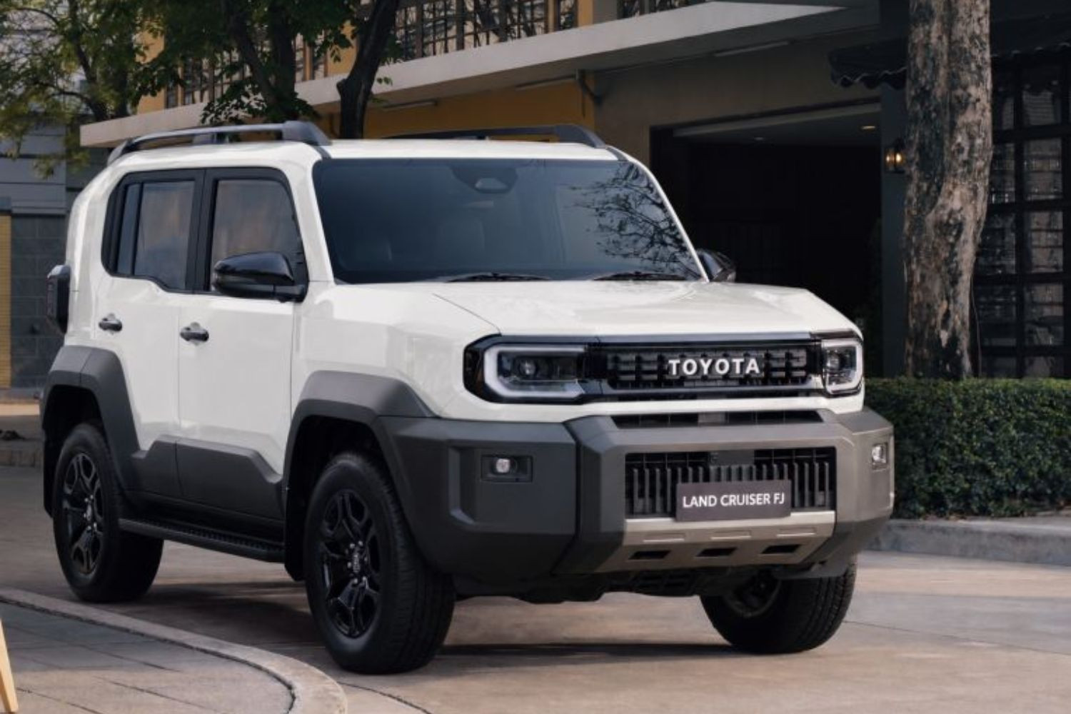 Toyota Việt Nam chính thức giới thiệu Land Cruiser FJ