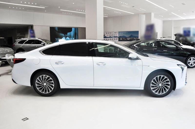 Xe sedan dài hơn 5 mét, công suất 237 mã lực, giá hơn 800 triệu đồng - Hình 2