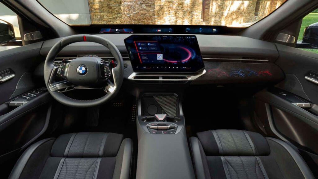 Bên trong cabin, BMW iX4 chia sẻ phần nhiều cách bố trí với iX3 thế hệ mới.