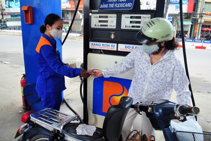 Giá xăng dầu chiều 10/9: Dầu diesel bật tăng, xăng RON 92 và E10 cách đỉnh hơn 6.000 đồng, giá đầy bình xe ga 150-160cc ảnh 1