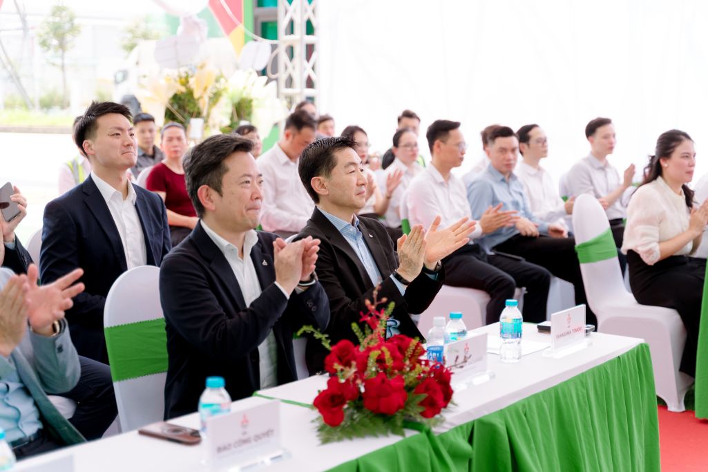 Hình ảnh kho phụ tùng ở giữa