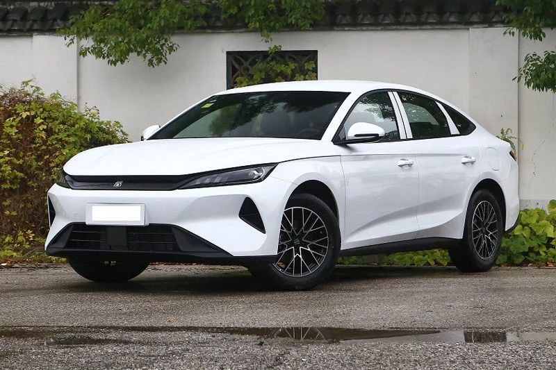 Xe sedan hạng D tiêu thụ 2,58 lít xăng/100 km, giá hơn 300 triệu đồng - Hình 2