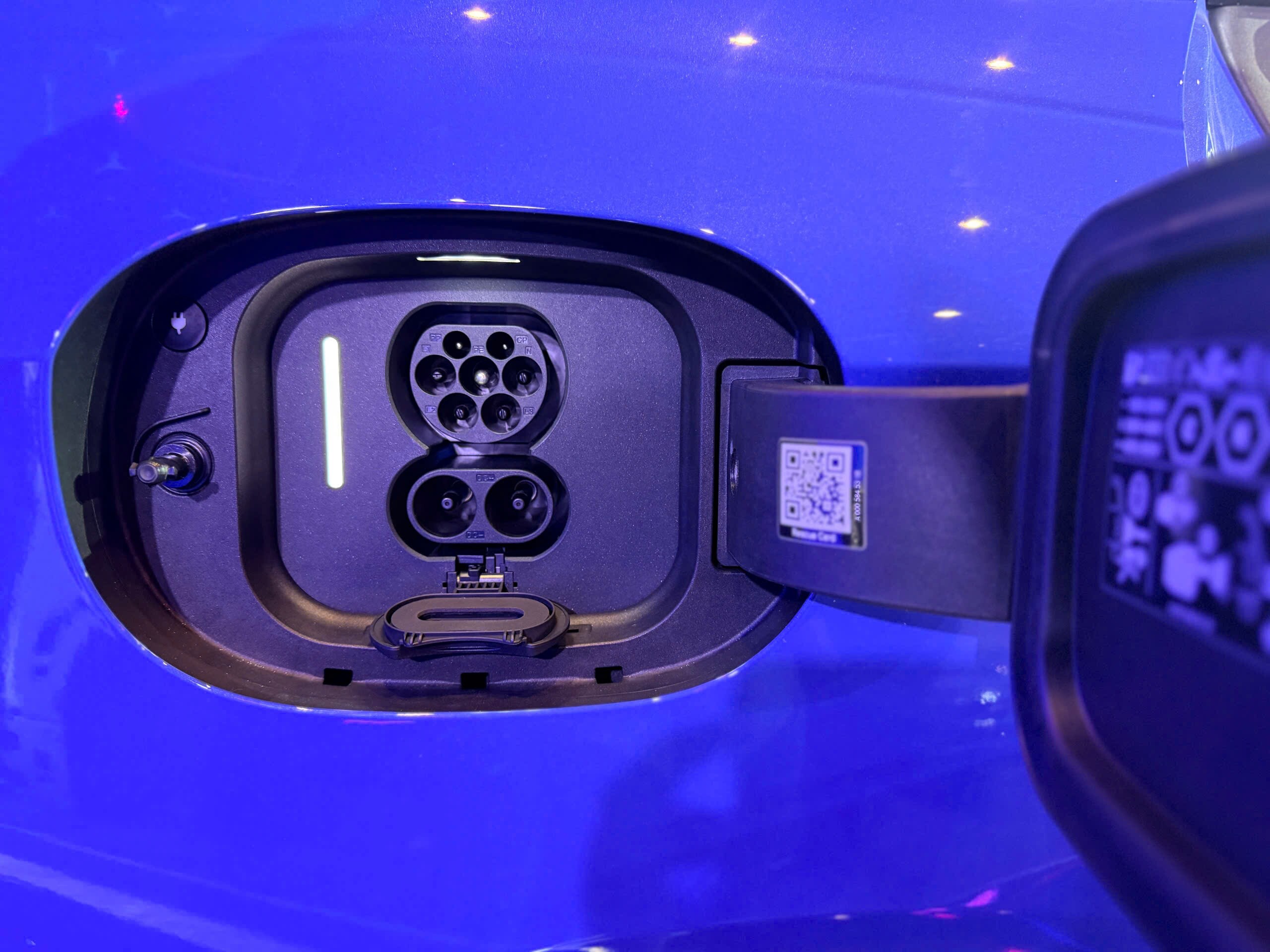 Xe hỗ trợ công nghệ sạc nhanh dòng một chiều DC với công suất tối đa lên tới 320 kW.