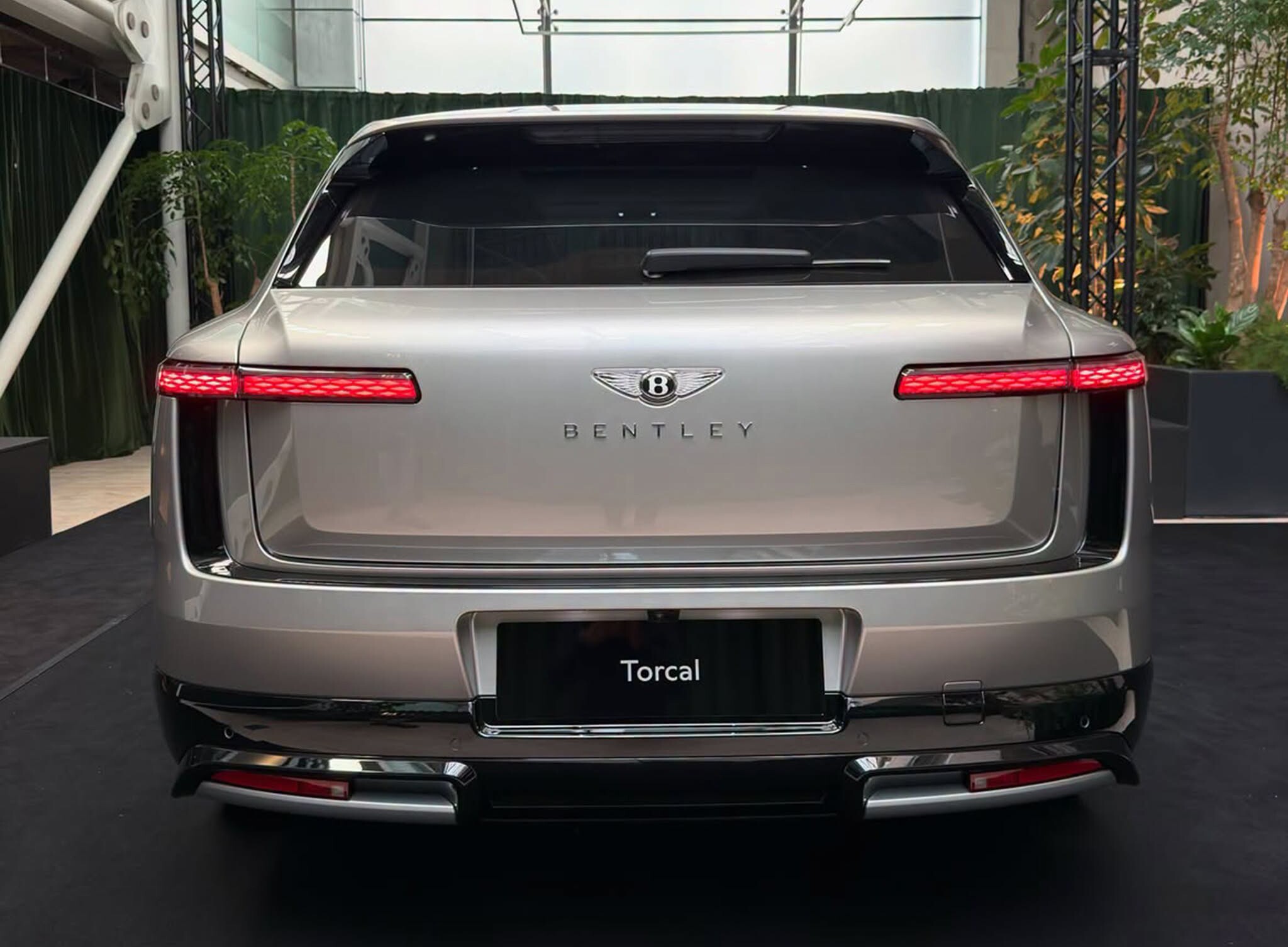 Bentley trình làng mẫu xe SUV siêu sang mới - 4