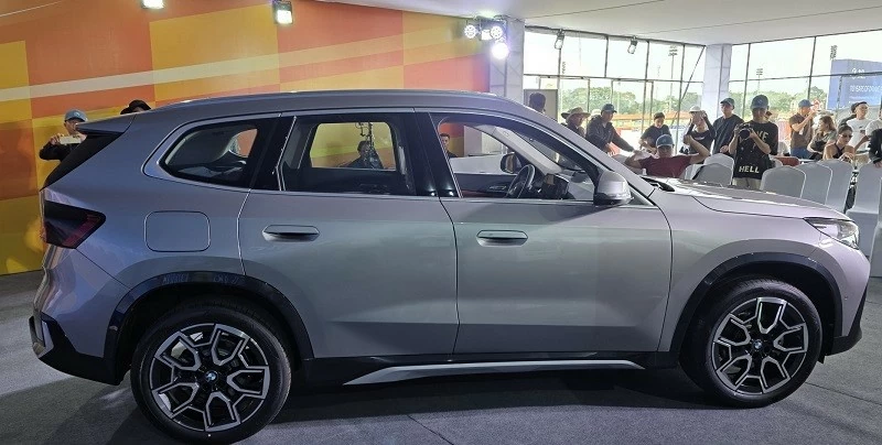BMW cũng trang bị cho mẫu SUV loạt công nghệ hỗ trợ người lái.