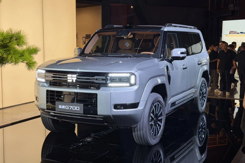 SUV địa hình dài gần 5,2 mét, công suất 761 mã lực, giá chưa tới 1,3 tỷ đồng - Hình 2