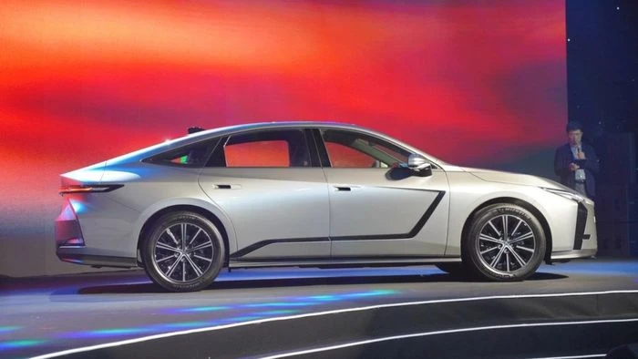 Lexus ES 2026 chỉ còn hai phiên bản hybrid và thuần điện tại Việt Nam - Hình 3