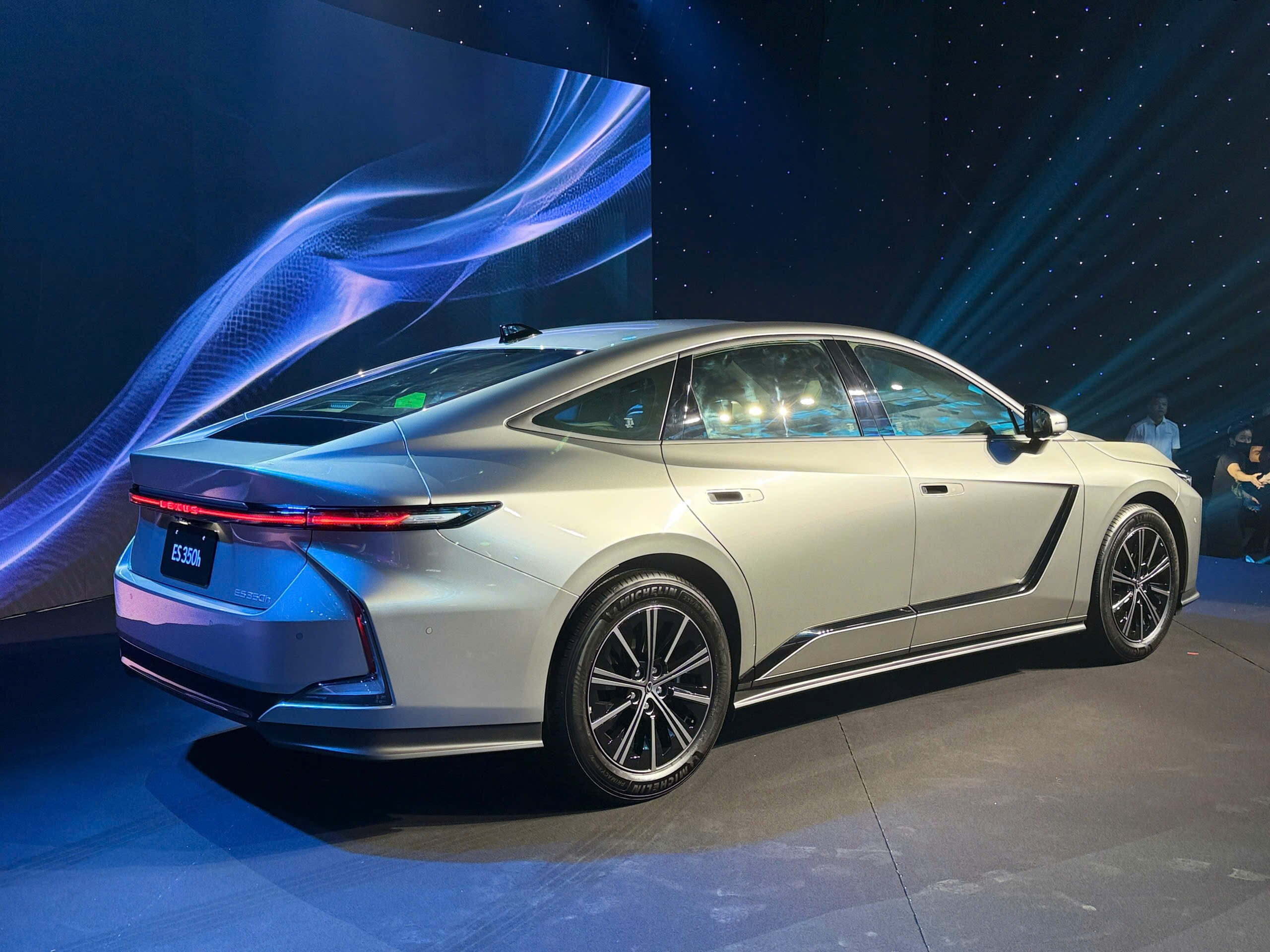 Lexus giới thiệu bộ đôi ES Hybrid và thuần điện thế hệ mới - 5
