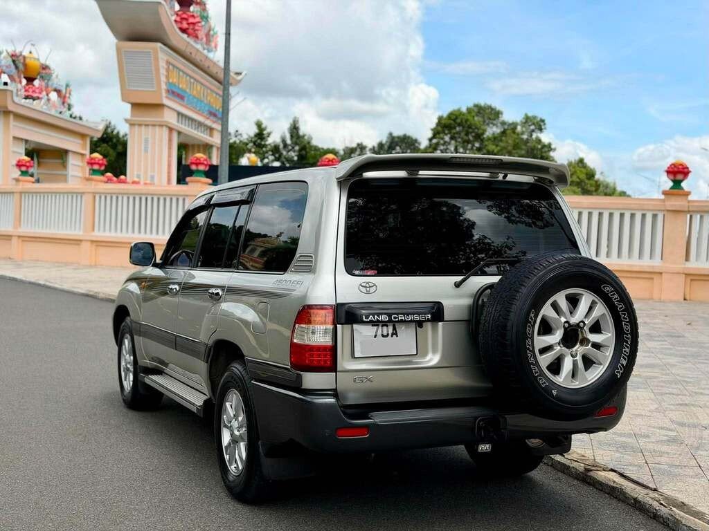 05-1788572310-toyota-land-cruiser-lc100-hon-20-nam-tuoi-rao-ban-chi-400-trieu-dong