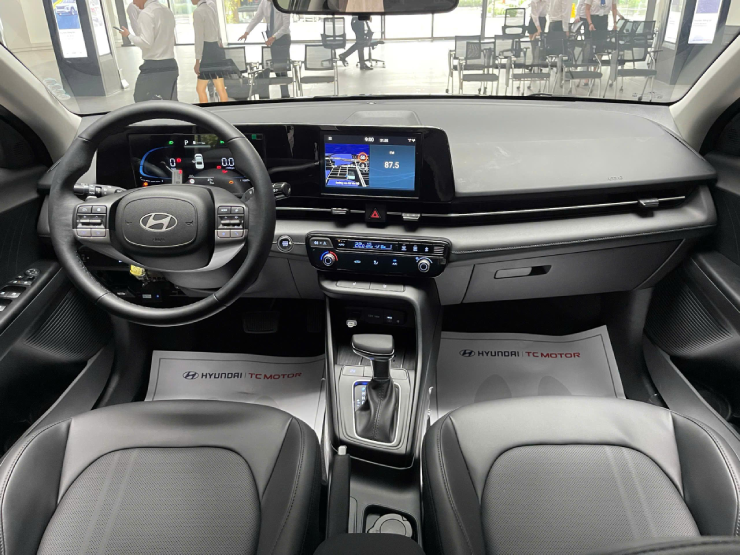 Khoang lái Hyundai Accent có màn hình giải trí, cụm đồng hồ kỹ thuật số và cần số tự động, những trang bị đáng cân nhắc khi mua xe phục vụ gia đình