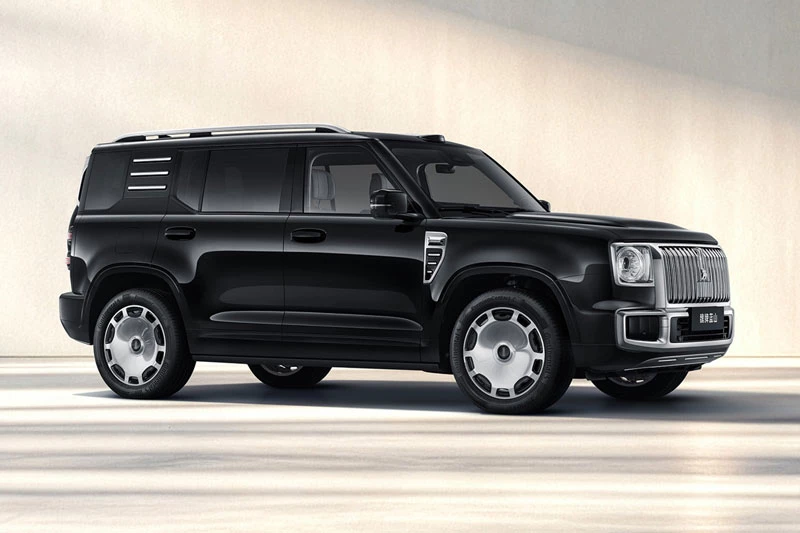 SUV PHEV dài 5,3 mét, công suất 687 mã lực, giá gần 1,2 tỷ đồng - Hình 1