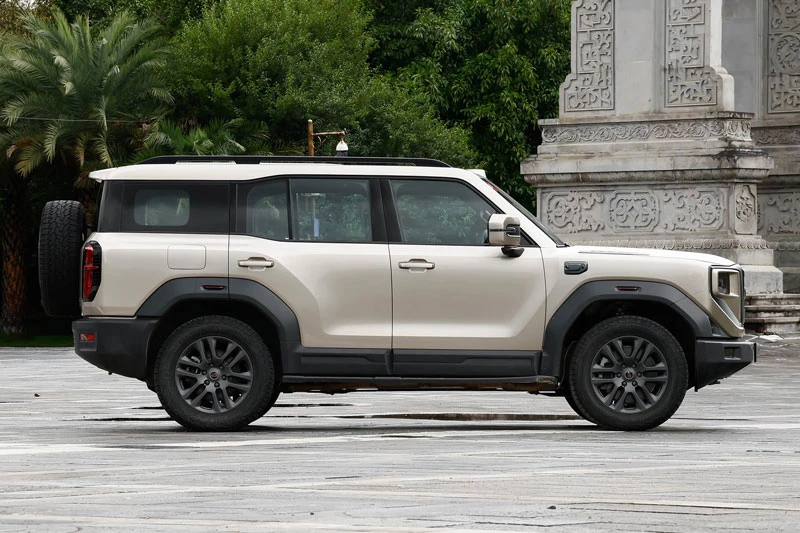SUV địa hình dài hơn 5,1 mét, mạnh 831 mã lực, giá gần 1,4 tỷ đồng - Hình 3