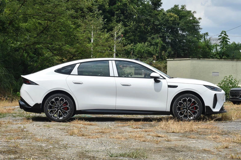 Xe sedan dài gần 4,9 mét, mạnh 252 mã lực, giá hơn 460 triệu đồng - Hình 3