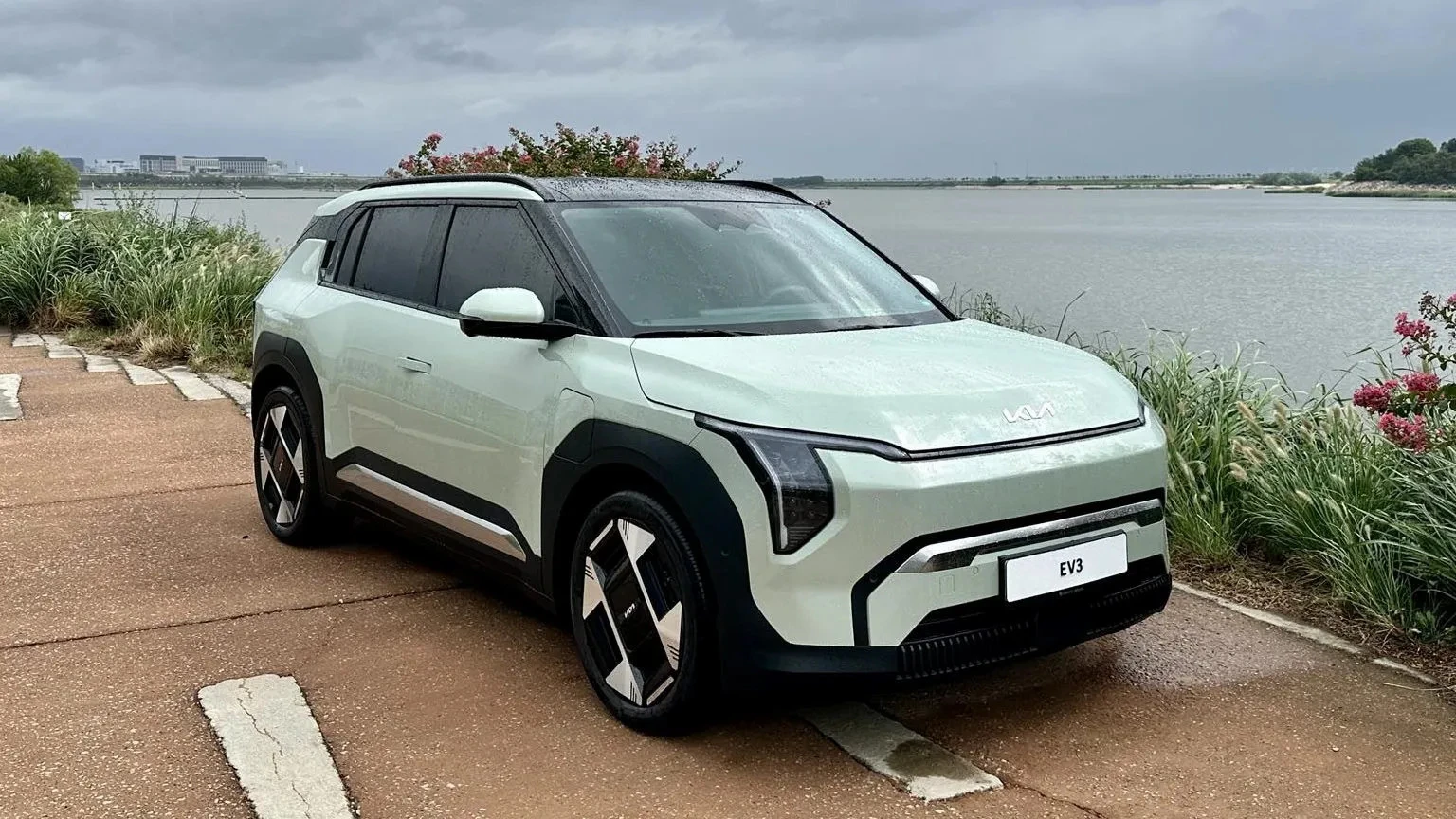 Kia EV3 bị đại lý đội giá mạnh, bán kèm loạt phụ kiện đắt đỏ - Hình 2