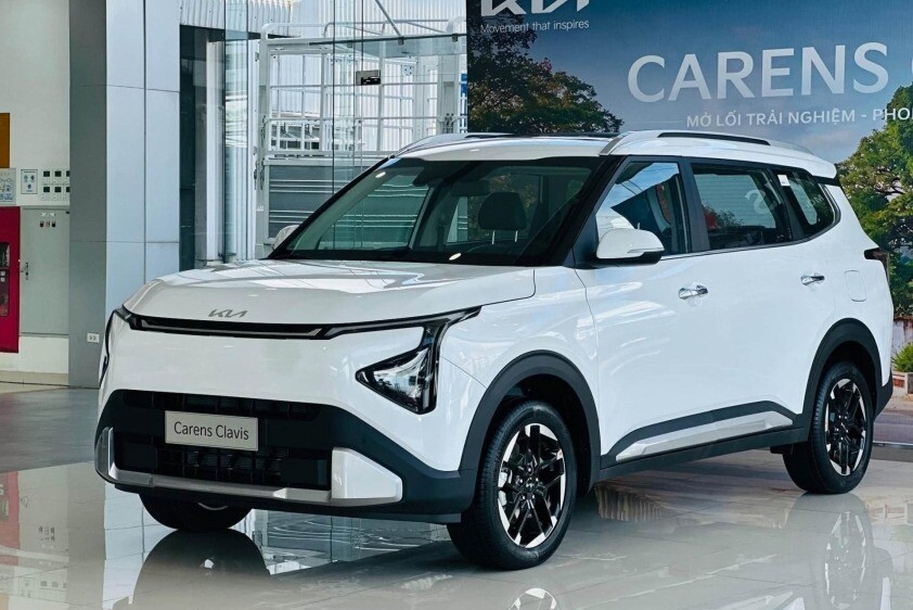 Kia Carens được làm mới phần đầu xe với thiết kế góc cạnh hơn.