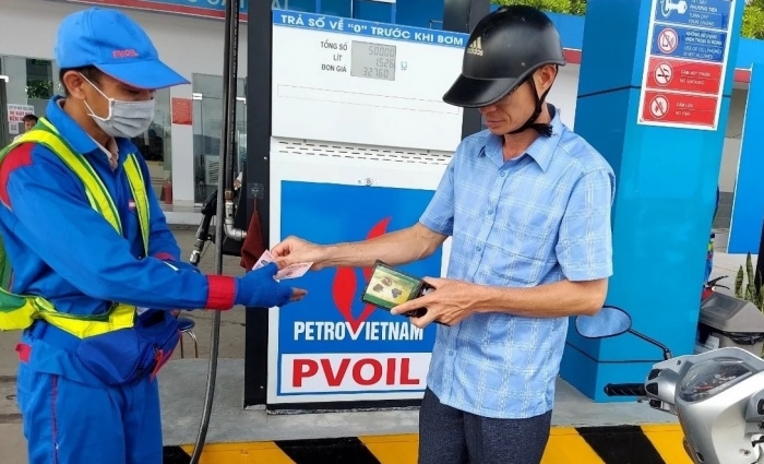 Giá xăng dầu tối 27/10: Dầu diesel ‘rẻ như bèo’, xăng E5 RON 92 và E10 RON 95 giảm vèo vèo, giá đầy bình xe ga 150-160cc ảnh 1