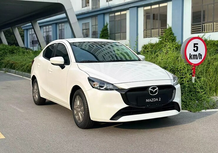 Đèn chiếu sáng LED thiết kế sắc sảo trên Mazda2 2026