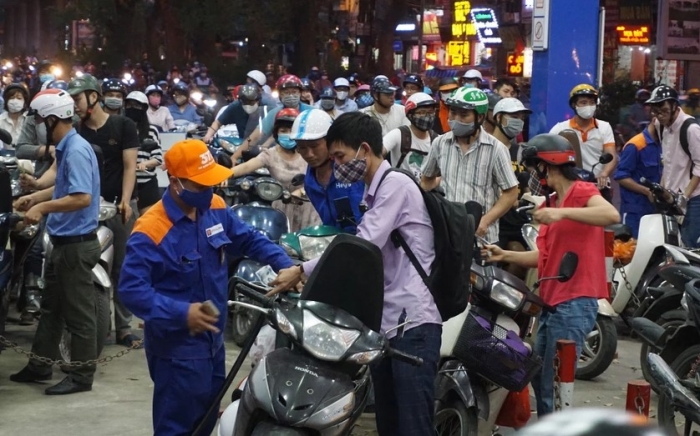 Giá xăng dầu tối nay 7/8: E10 lao dốc cách đáy 2.300 đồng, RON 92 rẻ hơn đỉnh 8.300 đồng, bảng giá đầy bình ô tô Mazda ảnh 1