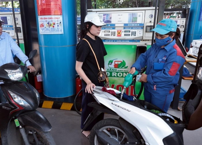 Giá xăng dầu chiều 3/10: Dầu về mức rẻ, E10 và RON 92 kỳ tới có tiềm năng xuống 20.000 đồng/lít? Giá đầy bình ô tô Mazda ảnh 1