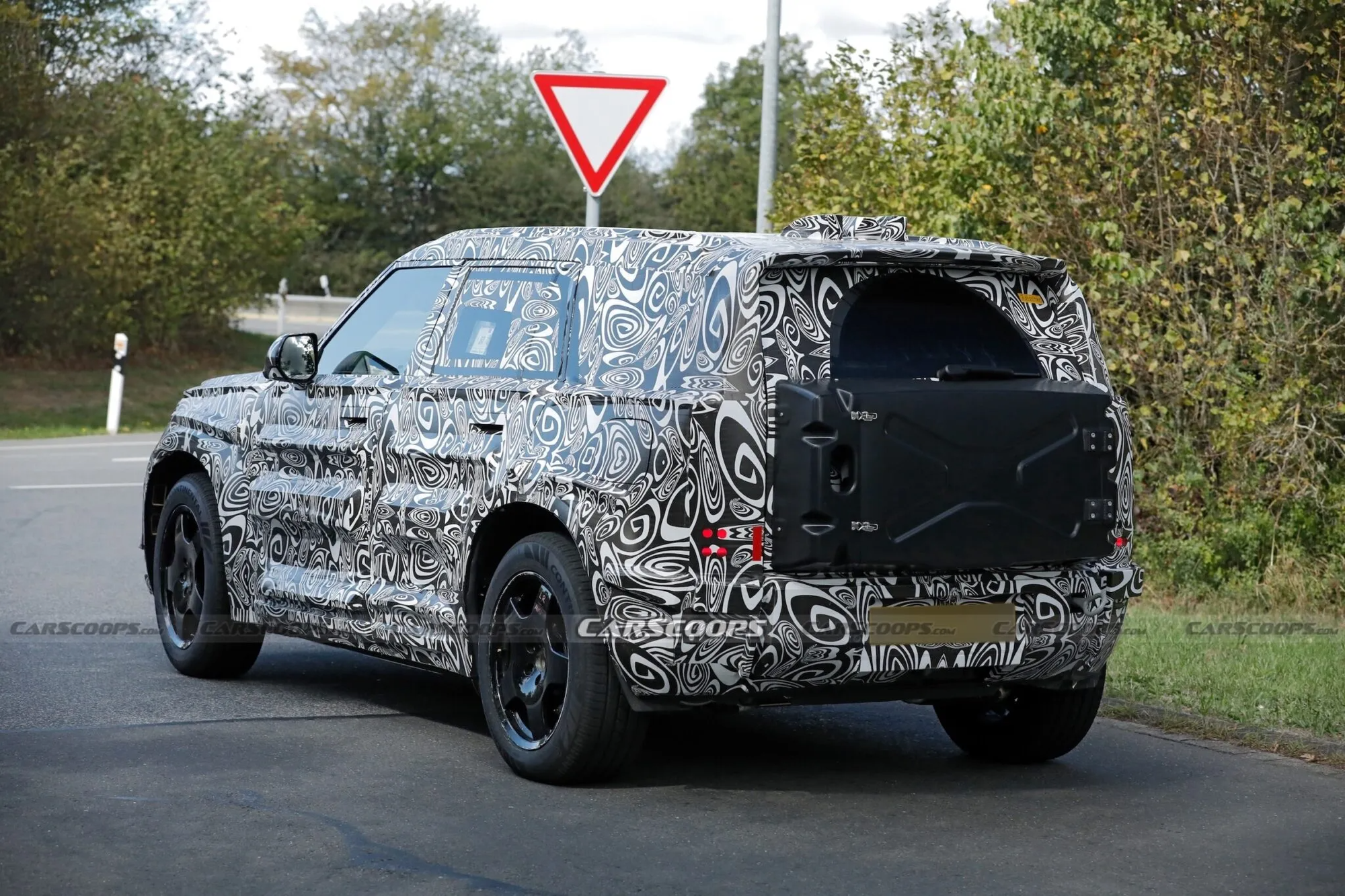 'Tiểu' Land Rover Defender xuất hiện trên đường thử với cửa sau độc lạ - Ảnh 1.