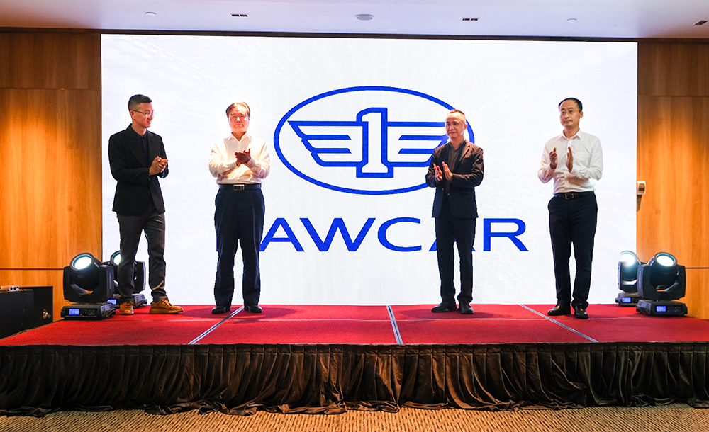 Ban lãnh đạo FAW Bestune thực hiện nghi thức công bố nhận diện thương hiệu FAWCAR, đánh dấu bước chuyển mới trong chiến lược nâng tầm thương hiệu toàn cầu trong đó có Việt Nam.