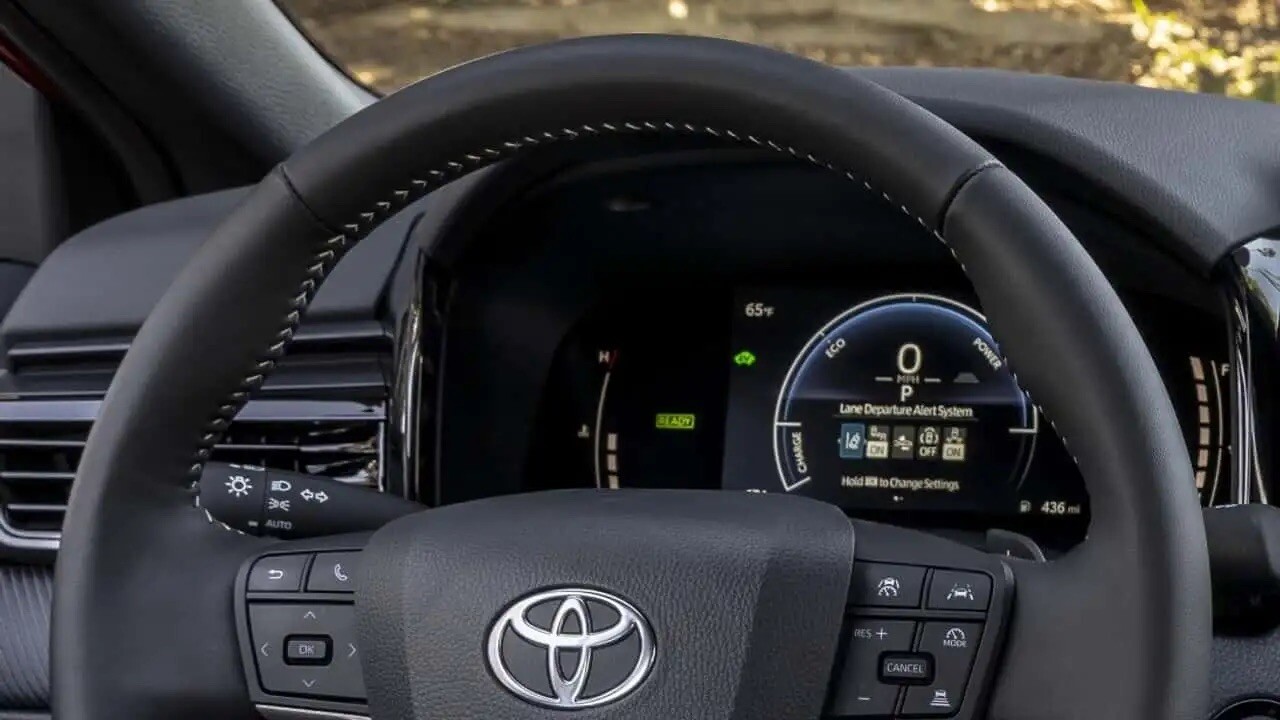 Camry nằm trong diện ảnh hưởng được trang bị cụm đồng hồ kỹ thuật số 7 inch.