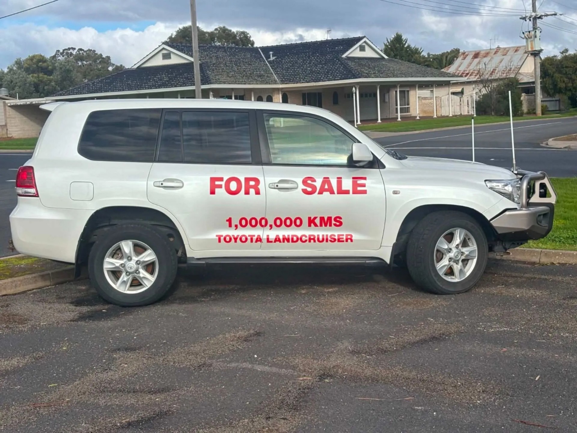Chiếc Toyota Land Cruiser 200 Series Sahara đời 2009 chạy 999.999 km tại Australia