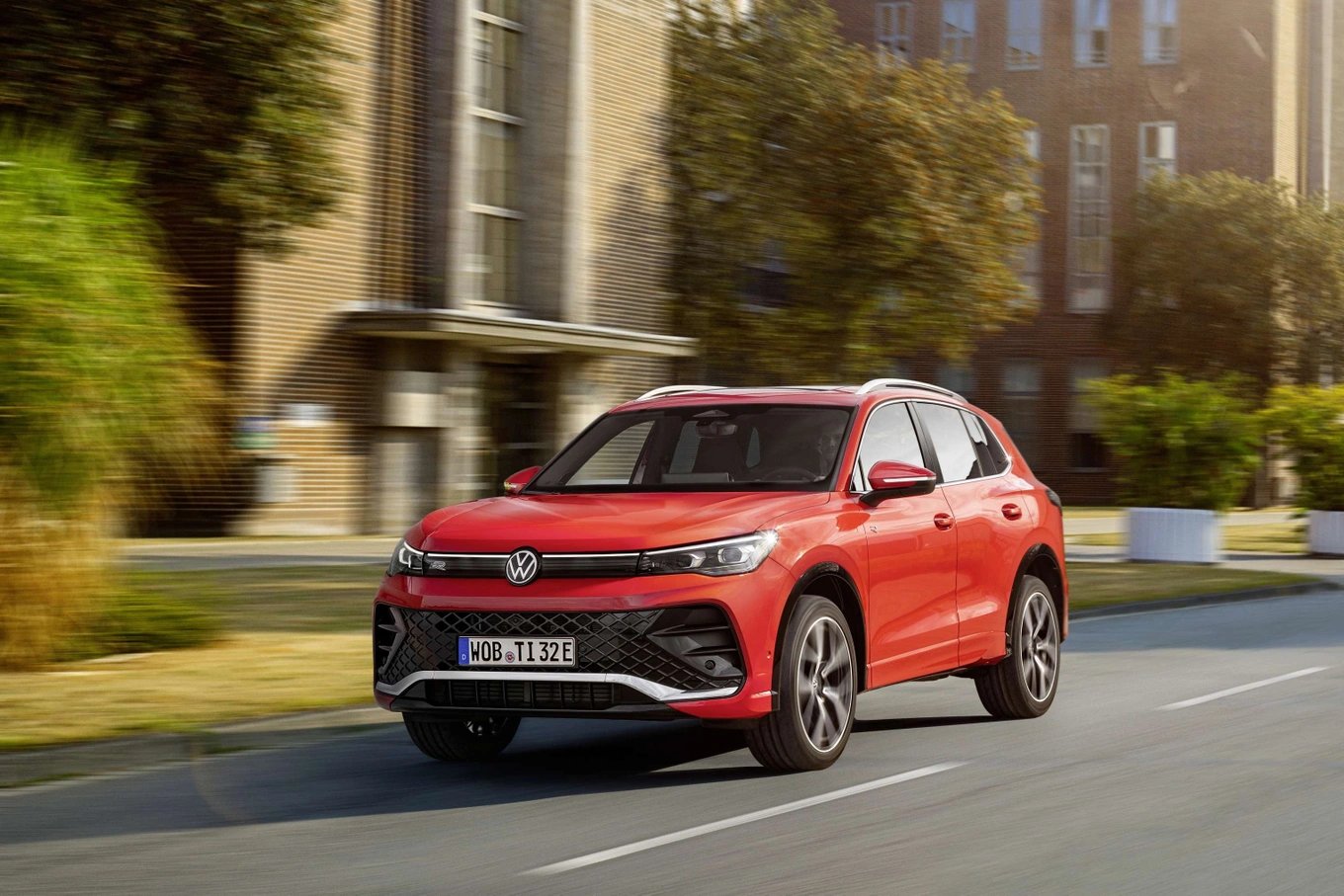 13-1791880807-bo-doi-suv-volkswagen-nhap-khau-tu-duc-mo-cong-dat-coc-tai-viet-nam-tiguan-the-he-moi-ha-gia-manh-tan-binh-7-cho-tayron-chinh-thuc-lo-dien