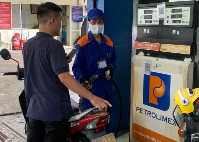 Giá xăng dầu chiều 29/10: Dầu rẻ hơn đỉnh 14.534 đồng, E10 RON 95 và RON 92 cách đáy bao nhiêu? giá đầy bình ô tô Mazda ảnh 1