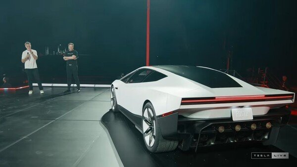 16-1792133464-elon-musk-trinh-lang-tesla-roadster-sieu-xe-bay-dap-dat-nhe-tenh-sau-man-nhao-lon-tren-khong