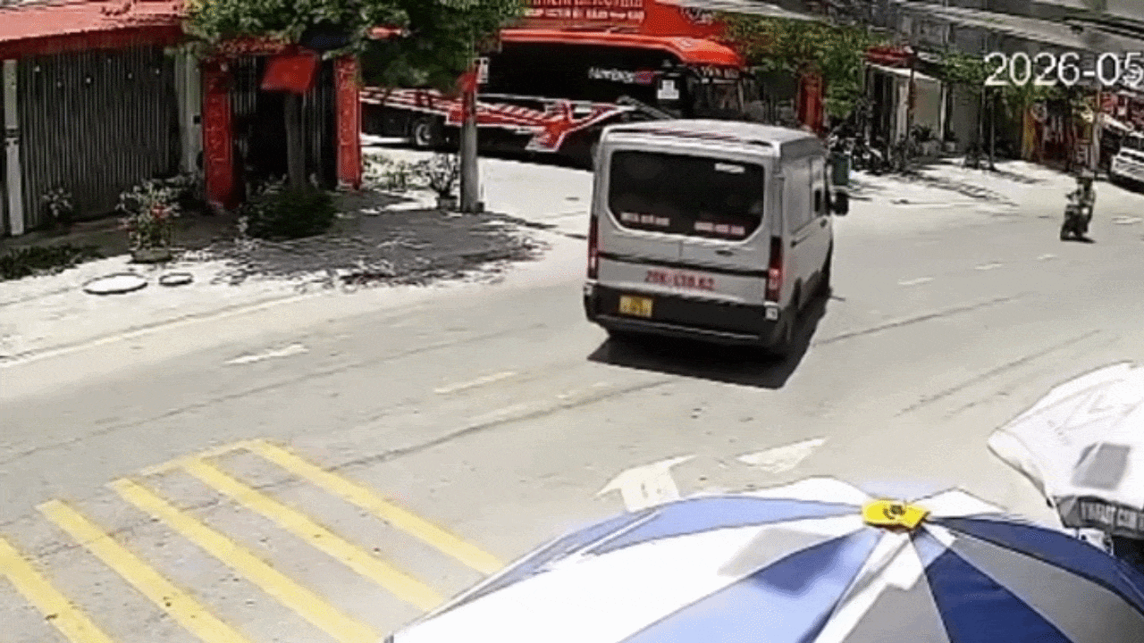 Clip: Xe máy phóng nhanh đâm đuôi ôtô, hai người văng sang vỉa hè