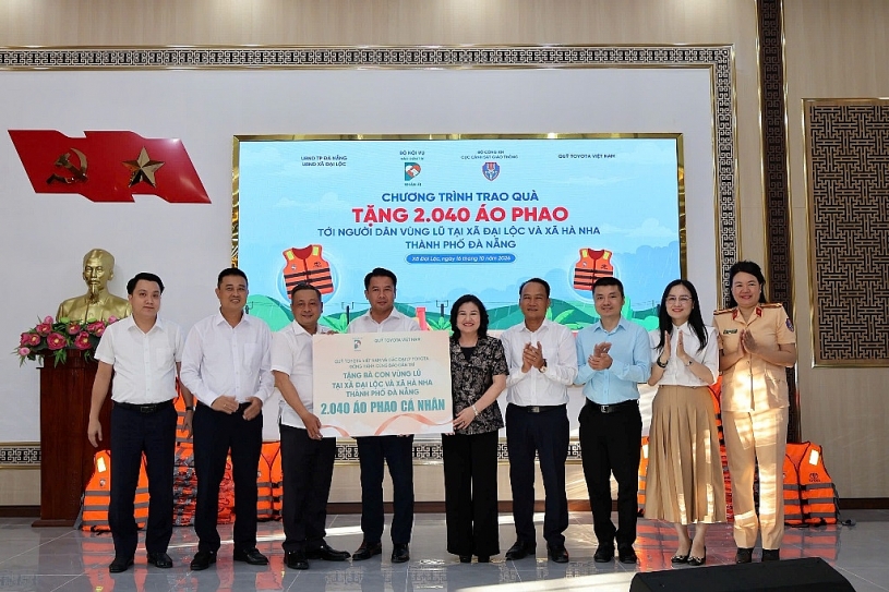 Quỹ Toyota Việt Nam trao hơn 2.000 áo phao cứu sinh tại rốn lũ Đà Nẵng
