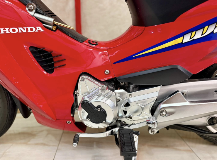 Honda Wave 125 đời 2005 lên dàn đồ hiệu hơn 500 triệu đồng - 5