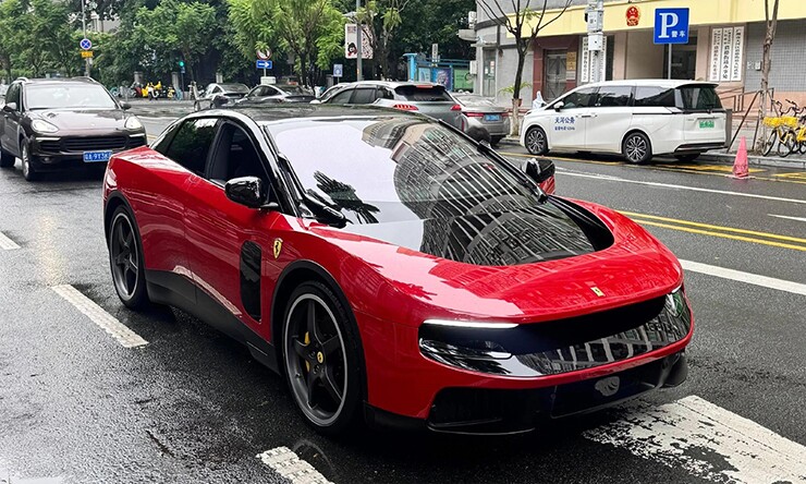 Bị chê không xứng mang logo Ferrari, xe điện Luce vẫn 'cháy hàng' - 8