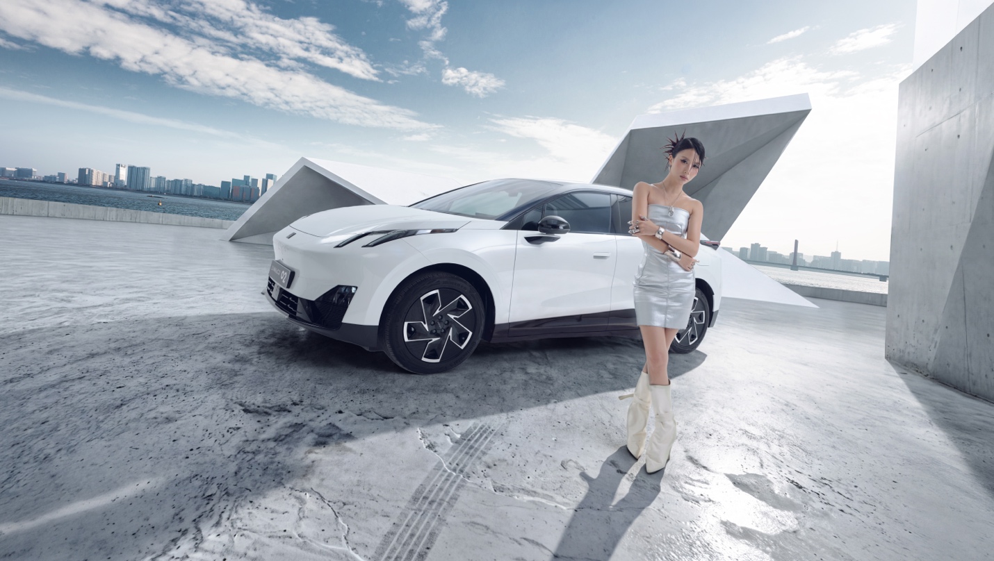 Lynk & Co 02 và fashionista Quỳnh Anh Shyn đại diện cho phong cách thời trang, cá tính và trẻ trung.
