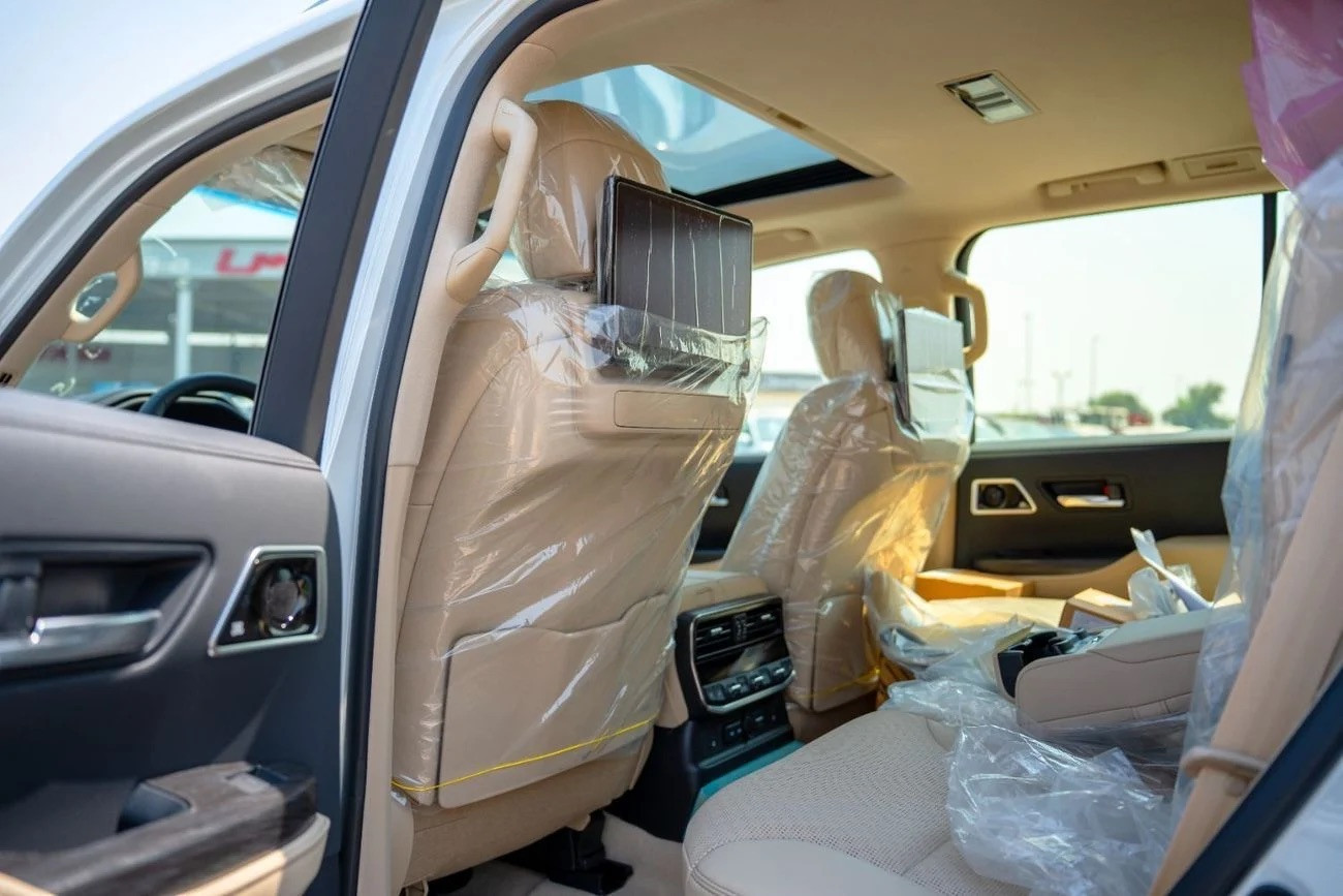 Hàng ghế thứ hai Toyota Land Cruiser Hybrid với màn hình giải trí
