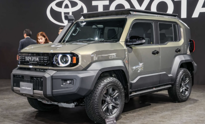 Hình ảnh Land Cruiser FJ đuôi xe