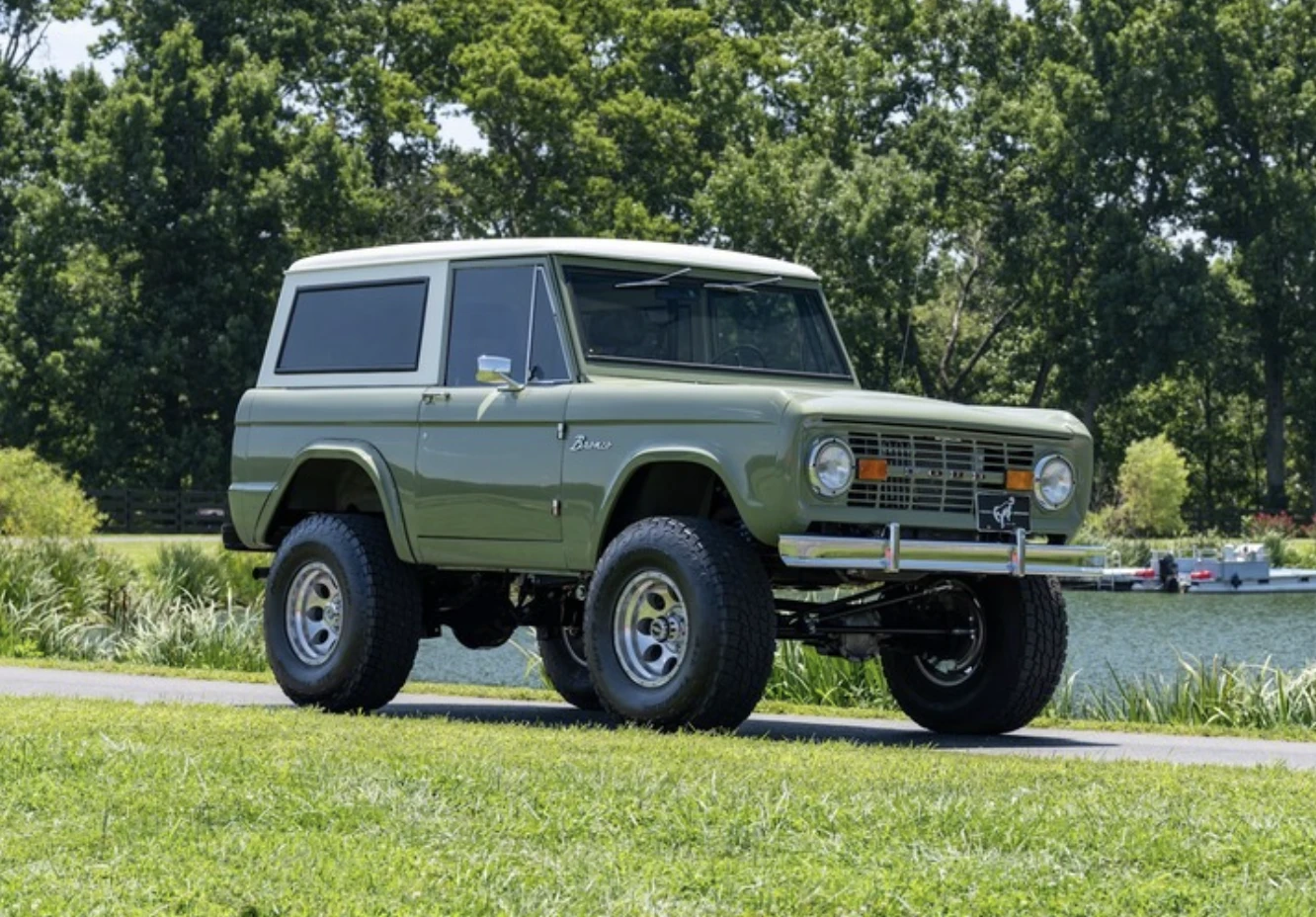 Ford Bronco 1969 phục chế hiện đại với động cơ V8 5.0L, nâng cấp toàn diện - Hình 1