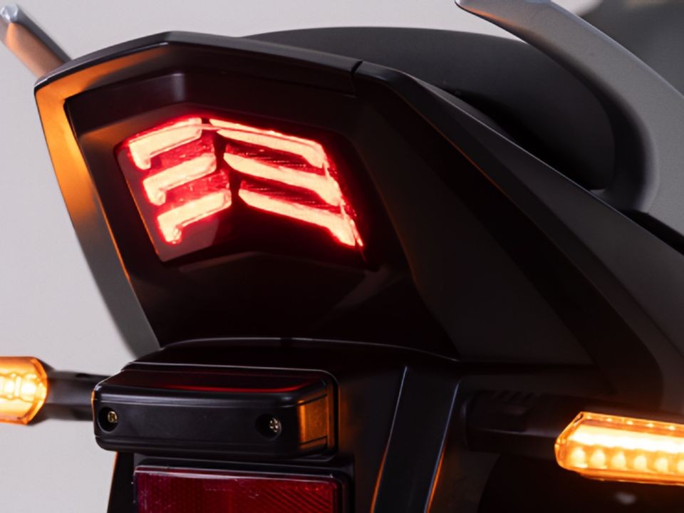 ‘Vua côn tay’ mới đã về đại lý: Thiết kế khác hẳn Yamaha Exciter, động cơ 170cc mạnh mẽ hơn Honda Winner R, giá hấp dẫn