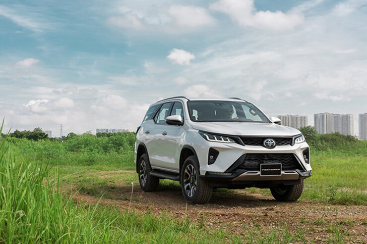 Đầu xe Toyota Fortuner 2026 với hệ thống đèn LED