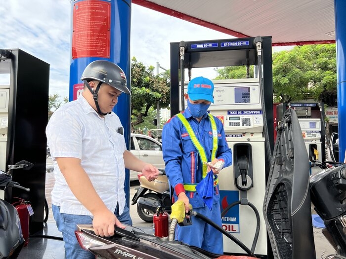 Giá xăng dầu chiều 4/10: RON 92 và E10 RON 95 có thể đua giảm với dầu, về 20.000 đồng/lít? Giá đầy bình xe côn tay 150cc ảnh 1
