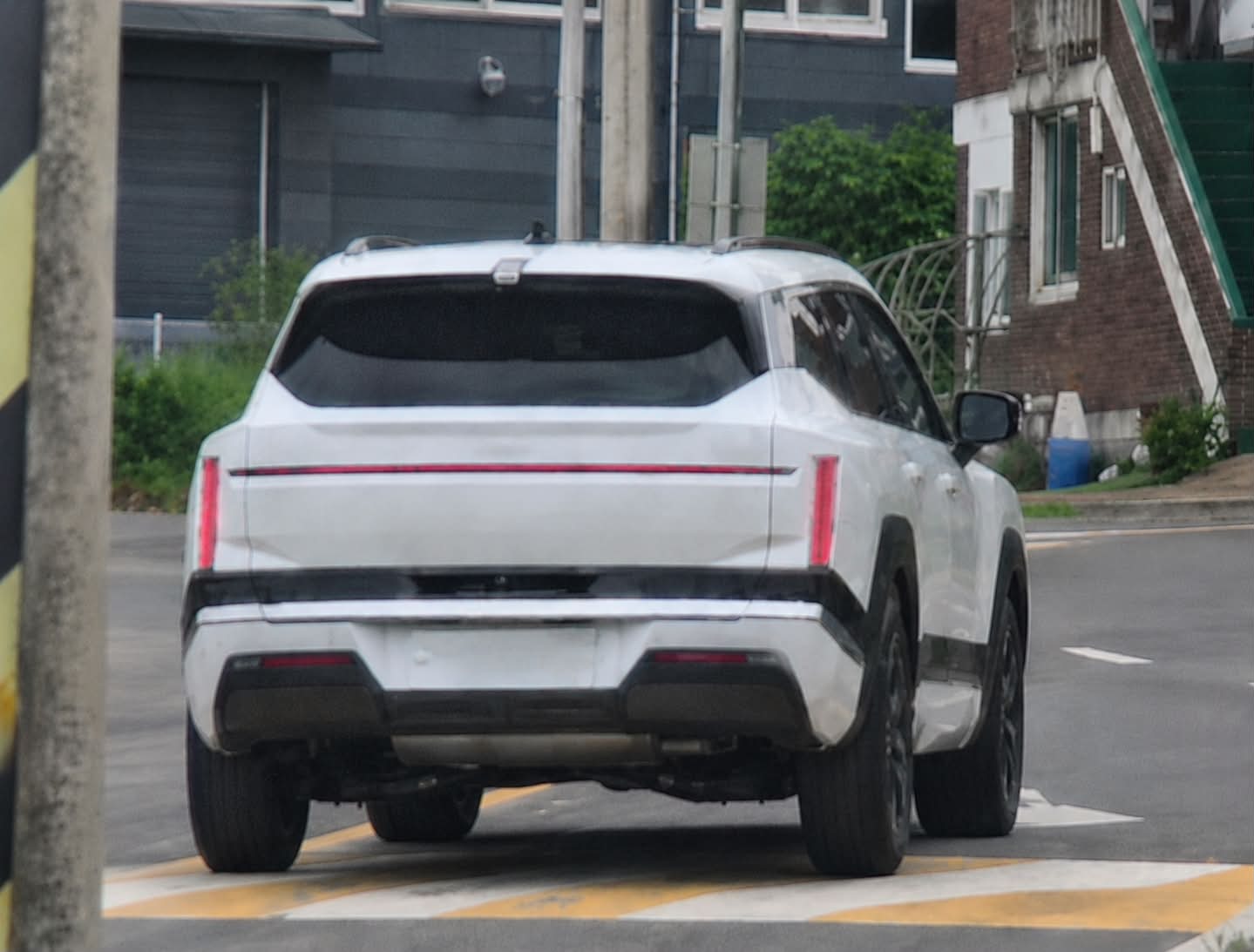 Xe có kích thước tổng thể chiều dài x rộng x cao của xe lần lượt đạt 4.700 x 1.905 x 1.685 mm.