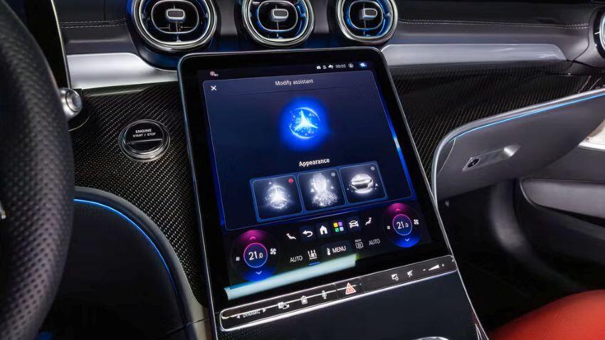 Xe được trang bị khối động cơ xăng I4, dung tích 2.0L tăng áp kết hợp hệ thống hybrid 48 V.