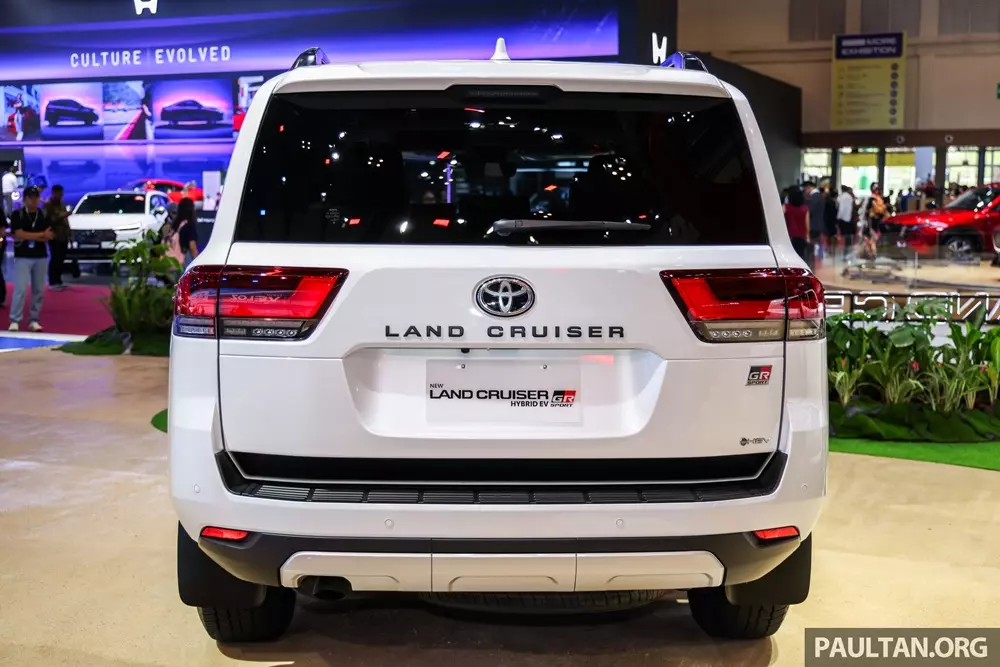 Khu vực đuôi xe của Toyota Land Cruiser Hybrid 2026 phiên bản GR-S.