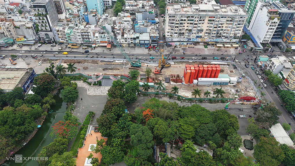 Khu vực thi công ga metro công viên Lê Thị Riêng trên đường Cách Mạng Tháng Tám. Ảnh: Thanh Tùng