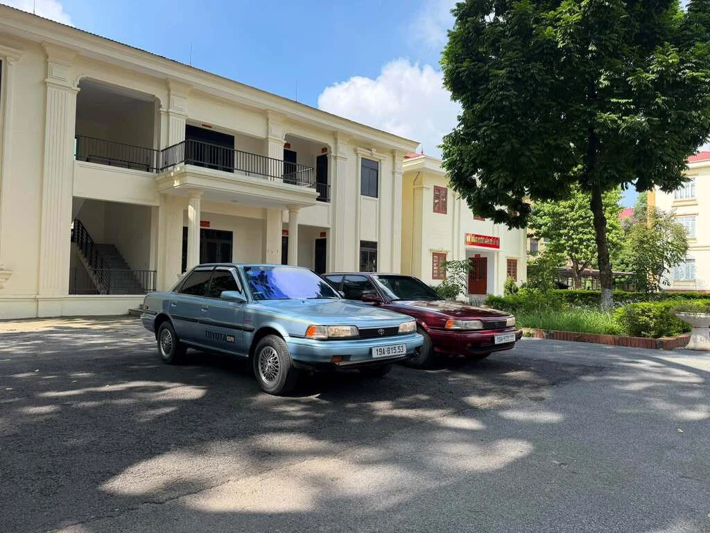 Bộ đôi Toyota Camry đời 1987-1989 được dọn về zin full đồ hãng - Hình 1