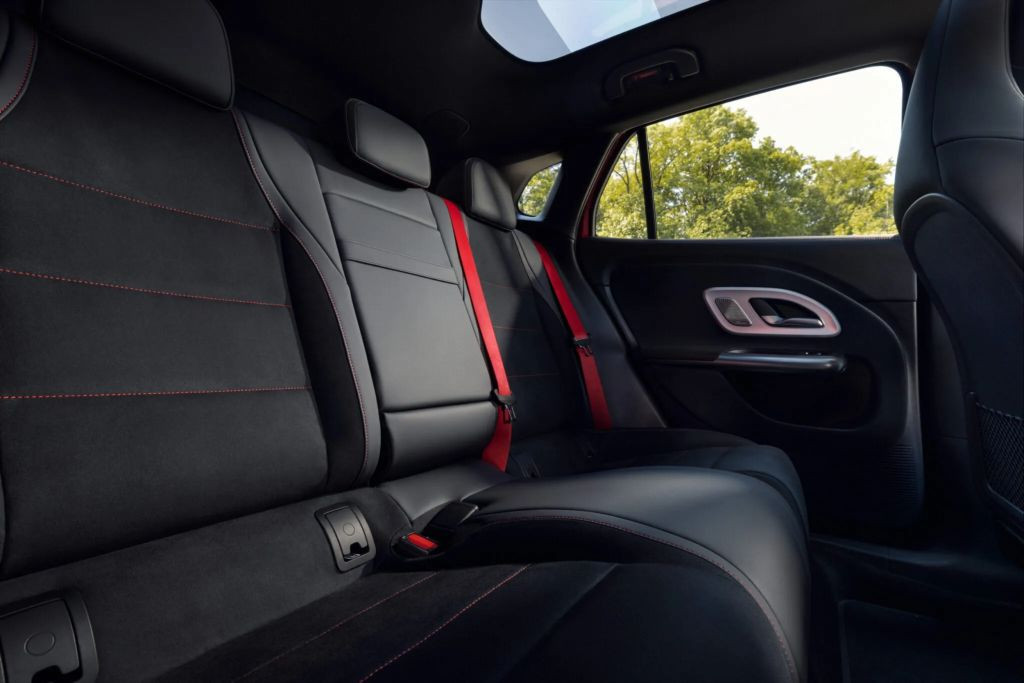 Hàng ghế thứ hai Mercedes-Benz GLA