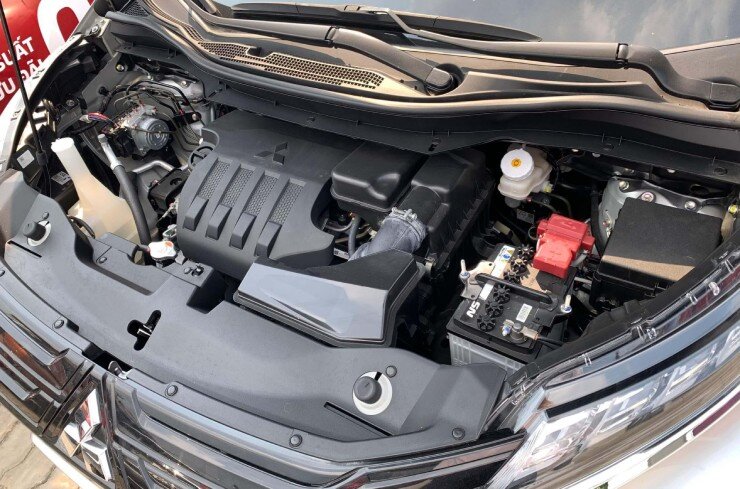 Động cơ xăng, dung tích 1.5L không quá mạnh nhưng đủ đáp ứng nhu cầu đi lại hằng ngày.