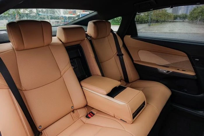 Xe điện Lexus đầu tiên tại Việt Nam chốt giá dưới 3 tỷ đồng - Hình 5