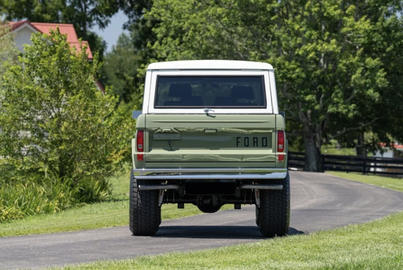 Ford Bronco 1969 phục chế hiện đại với động cơ V8 5.0L, nâng cấp toàn diện - Hình 4